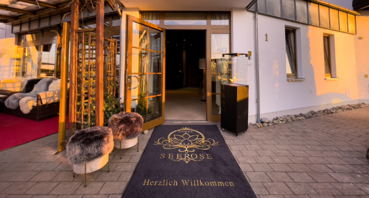 Bedruckte Fußmatte mit Hotel Seerose Logo vor dem Hoteleingang