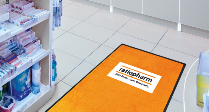 Bedruckte Fußmatte mit Ratiopharm Logo in Apotheke